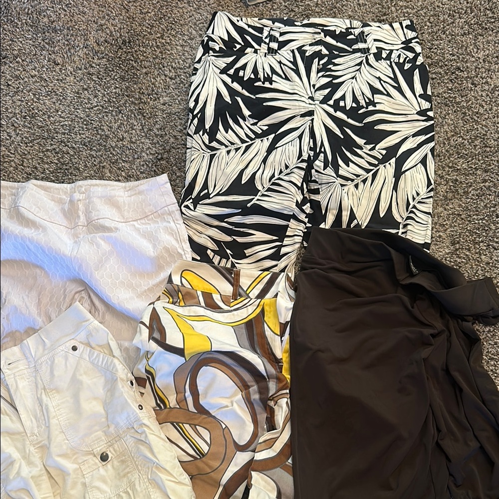 Tribal Black and White Leaf Print Capris